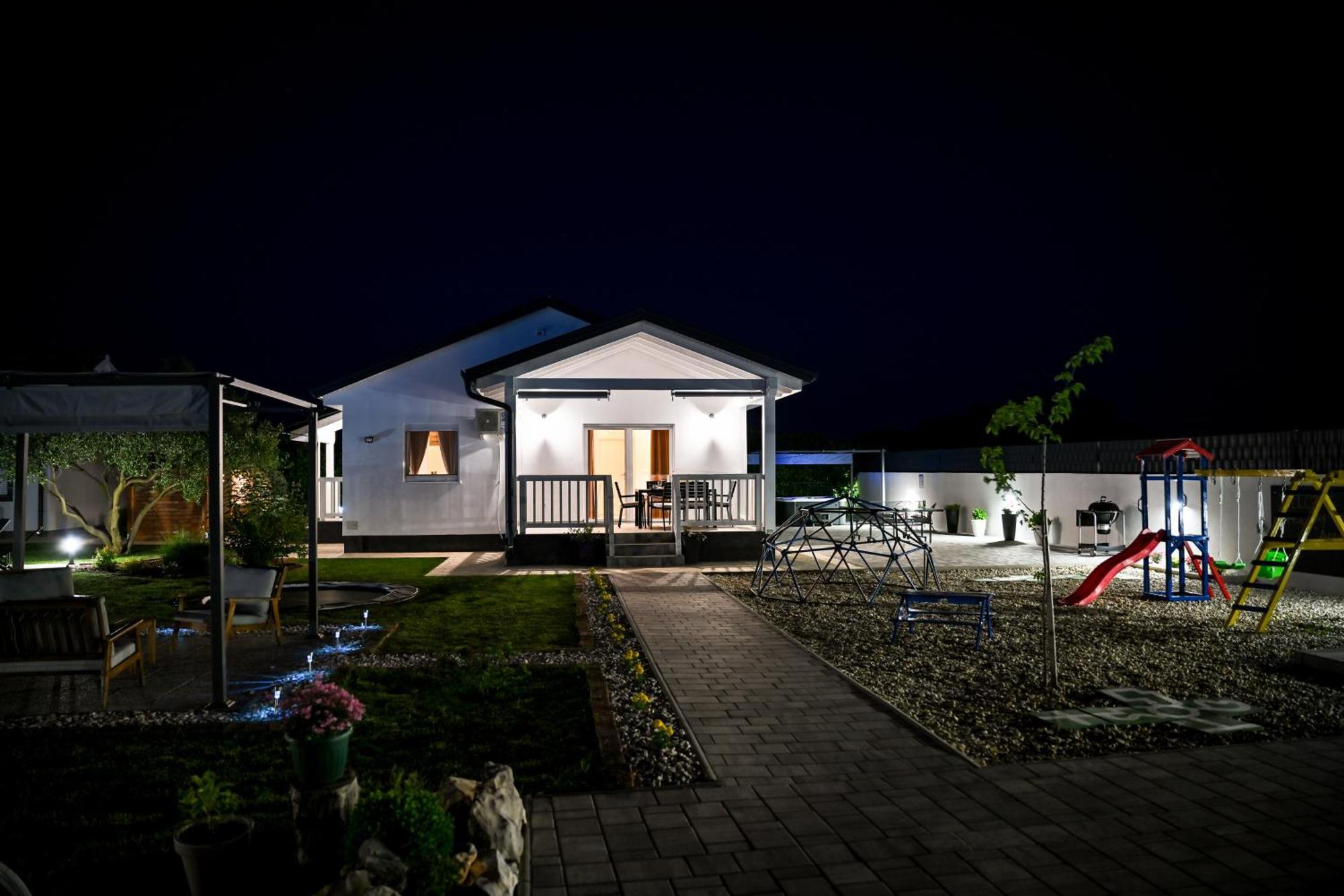 Holiday Home Aprilis With Pool, Jacuzzi And Sauna Galovac  Esterno foto
